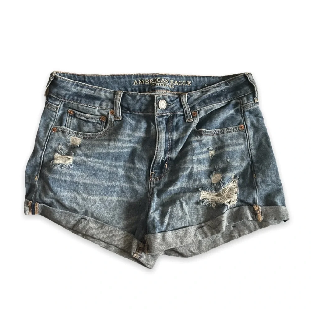 American Eagle Woman’s Tomgirl MIDI Distressed Medium Blue Denim Shorts Sz 8 - Picture 2 of 14